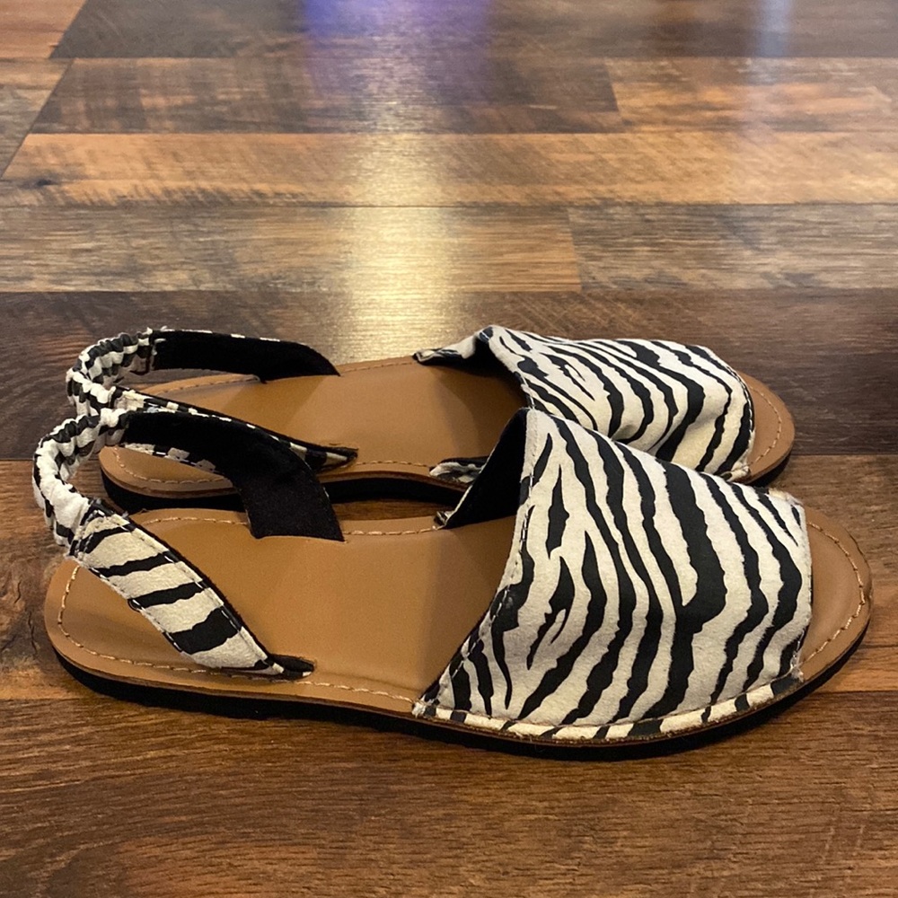 Like new Route 66 zebra print sandals size 6